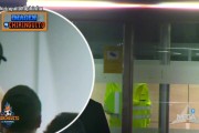 表情严肃😶拉菲尼亚国家队惨败后回到巴塞罗那