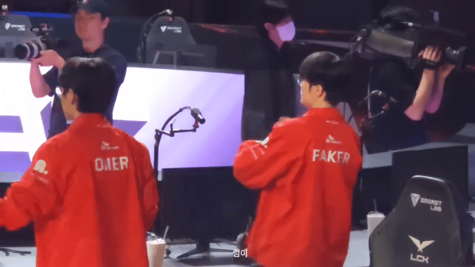 这就是冠军中野的配合！现场网友拍到Faker和Oner的“神同步”👍